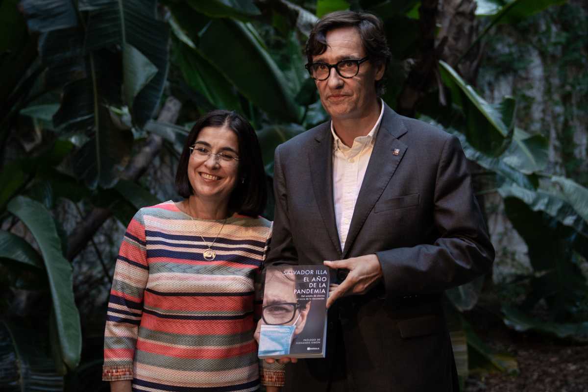 La actual ministra, Carolina Darias, acompañó a Illa en la presentación del libro en Barcelona.