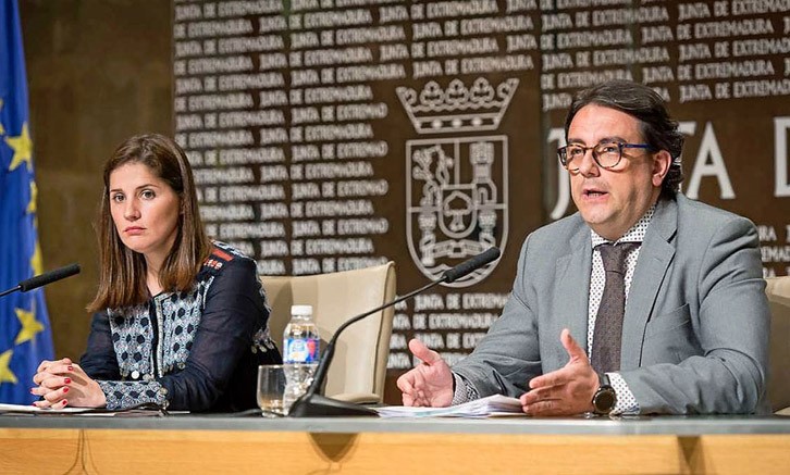 Isabel Gil Rosiña, portavoz de la Junta extremeña, y José María Vergeles, consejero de Sanidad 