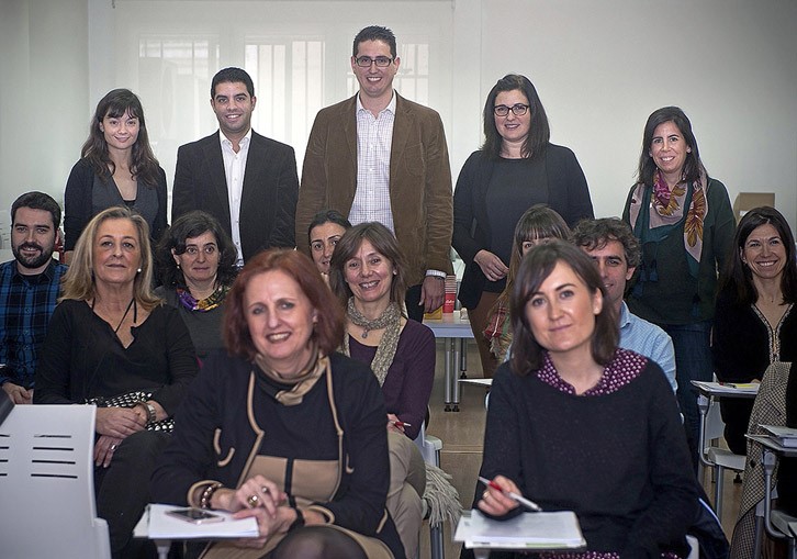 Sara Bellver, Javier Velasco, Pablo Jiménez, Nuria Martínez y Eugenia Gómez, en la imagen (de pie) junto a algunos de los boticarios formados en Madrid. 