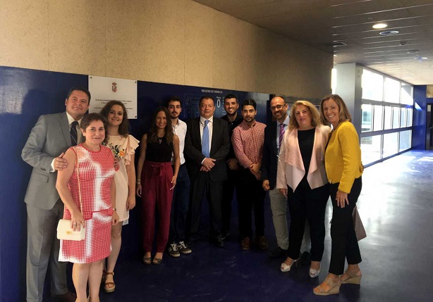 Presidente y el vicepresidente del Consejo del COF de Castillla-La Mancha con alumnos de la Facultad de Farmacia de Albacete, en presencia de la decana, durante el acto de inauguración de sus instalaciones que tuvo lugar en el mes de septiembre. 