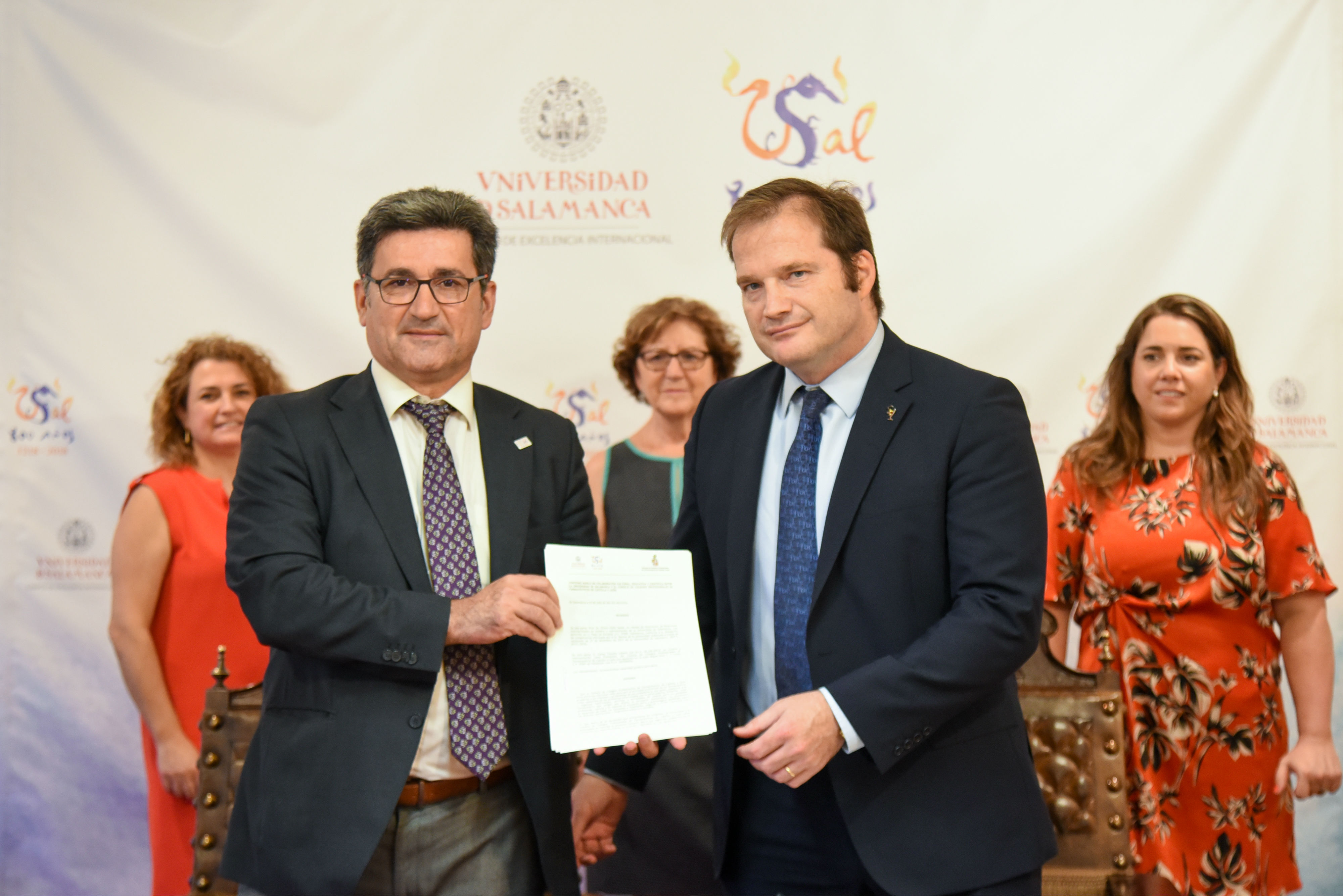 Firma del convenio entre el vicerrector de Relaciones Internacionales de la Universidad de Salamanca, Efrem Yildiz, y el presidente del Consejo de COF de Castilla y León, Carlos Treceño 