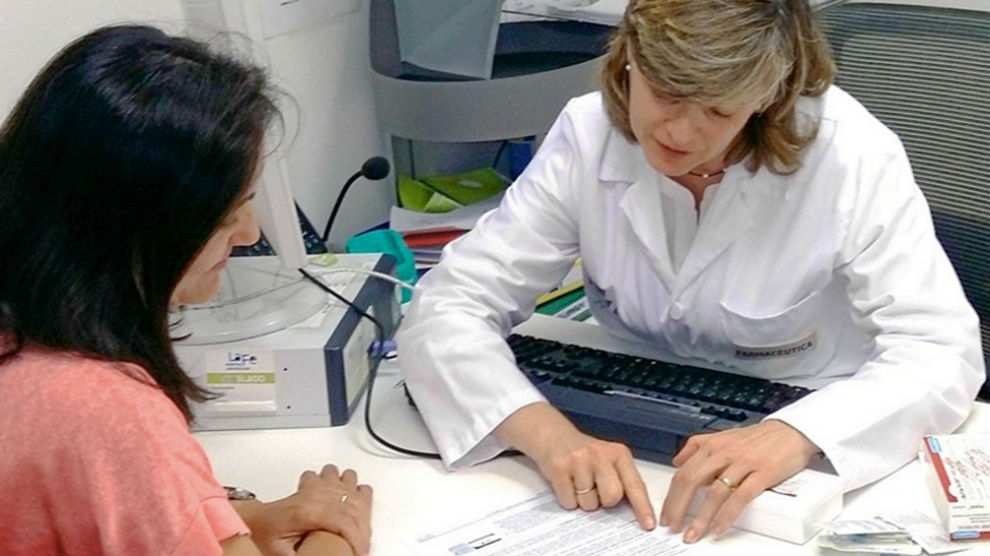 María Vicenta Tarazona, farmacéutica especialista en la Unidad de Atención Farmacéutica a Pacientes Externos del Hospital La Fe, de Valencia. 