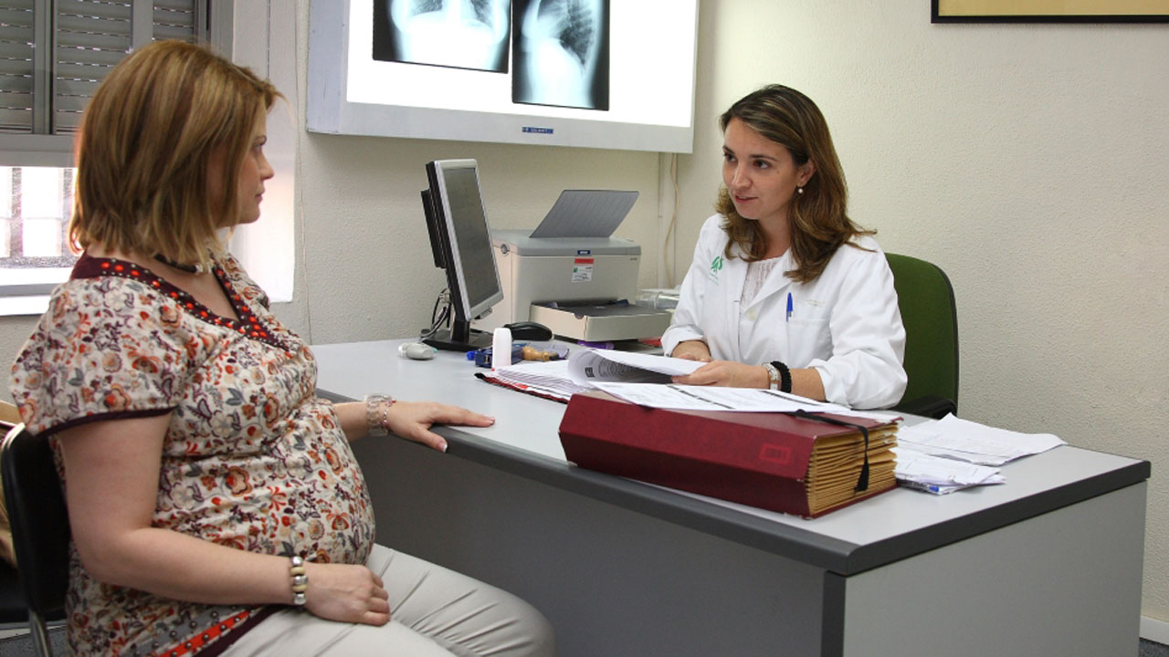 Mujer embarazada en la consulta sobre asma 