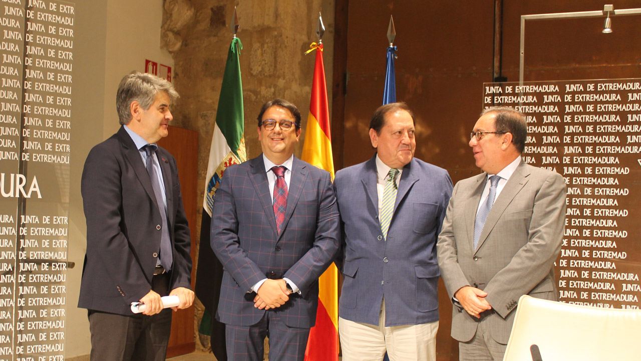 Cecilio Franco, director gerente del SES; José María Vergeles, consejero de Sanidad de Extremadura; Pedro Claros, presidente del Coexfar y del COF de Cáceres, y Cecilio Venegas, presidente del COF de Badajoz. 