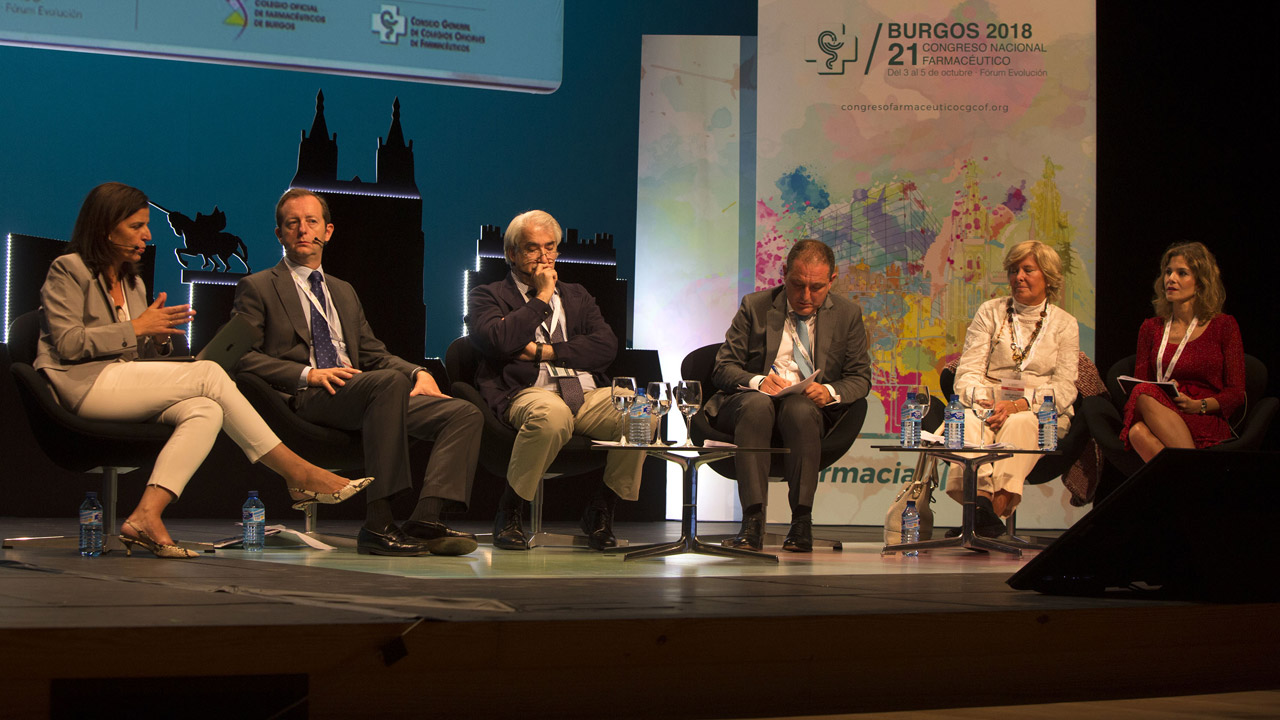 Ana Herranz, Miguel Valdés, Emili Esteve, Juan Pedro Rísquez, Amalia Avilés y Sonia Ruiz, durante la mesa de debate celebrada en el 21 Congreso Nacional Farmacéutico. 