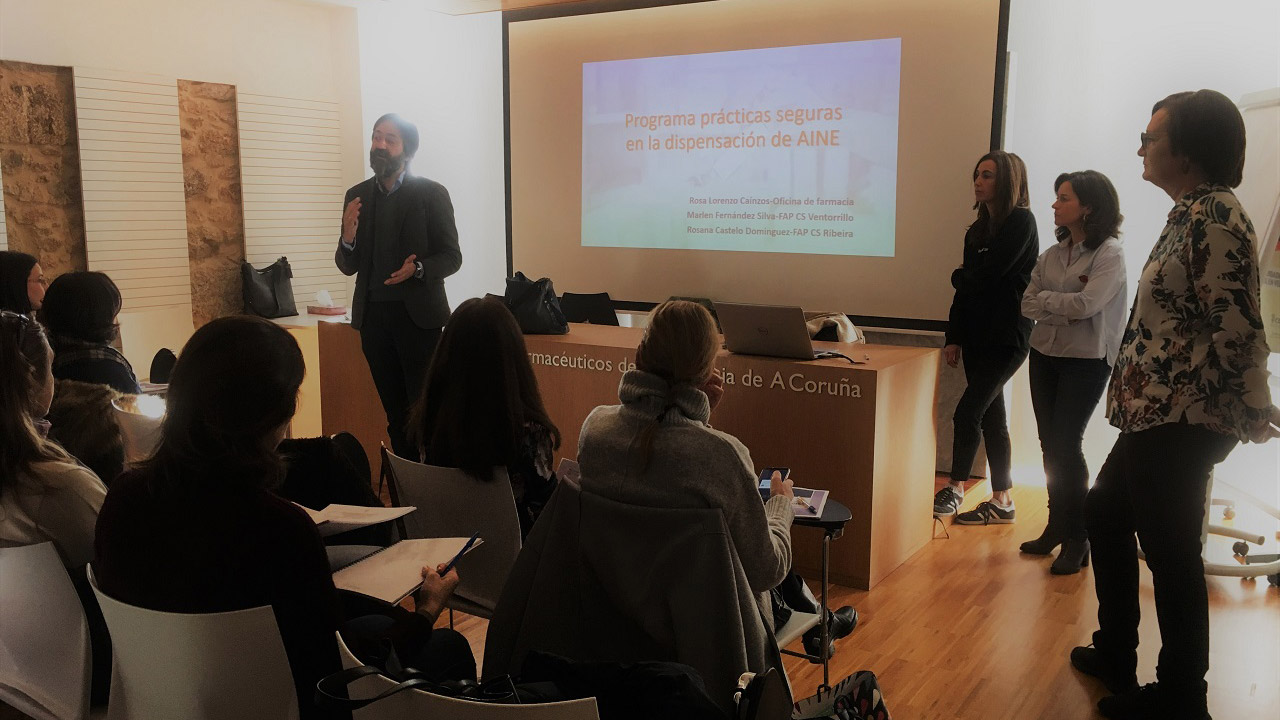 Héctor Castro, presidente del COF de La Coruña, impartiendo un taller de formación en dispensación de AINE. 