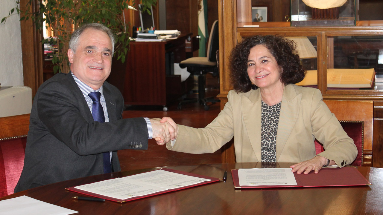 Antonio Mingorance, presidente de Bidafarma, y Pilar Aranda, rectora de la Universidad de Granada, durante la firma del convenio de creación de la cátedra. 