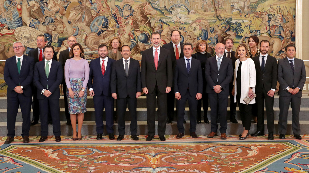 El presidente del Grupo Cofares, Eduardo Pastor, y el rey Felipe VI, ambos en el centro, flanqueados por el resto de miembros del Consejo Rector de la cooperativa. 
