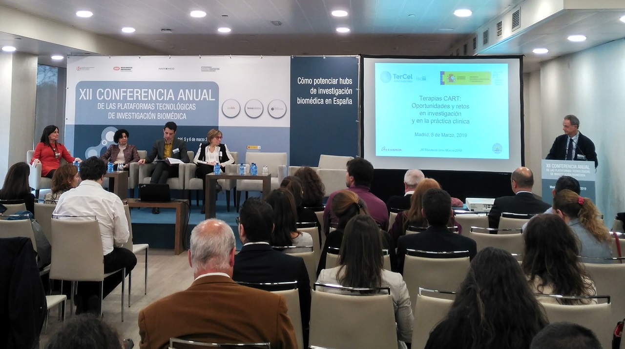 Regina Quiroga, Encarna Cruz, Ion Arocena, Luisa Rodríguez y Emilio Moraleda, este lunes en la mesa sobre terapias T-CAR, en la XII Conferencia Anual de las Plataformas Tecnológicas de Investigación Biomédica, que se celebra en Madrid. 