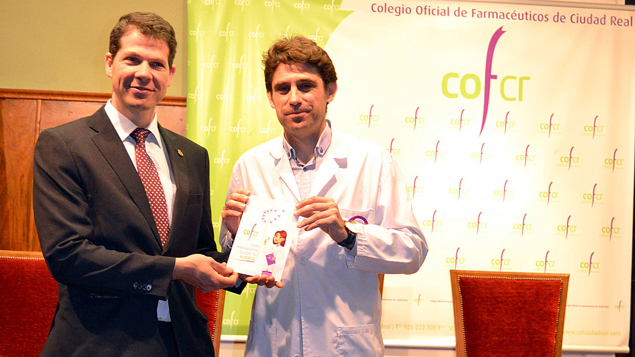 Javier Quintanar, vicepresidente del COF de Ciudad Real, y el farmacéutico del Centro de Información del Medicamento, Augusto Ortega. 