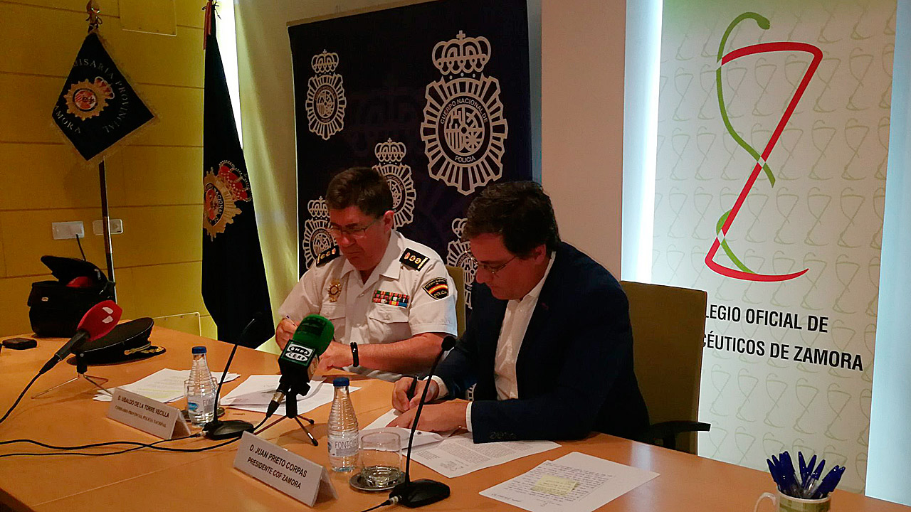 Ubaldo de la Torre Vecilla, comisario provincial de la Policía Nacional de Zamora, y Juan Prieto Corpas, presidente del COF de Zamora, durante la firma del documento. 
