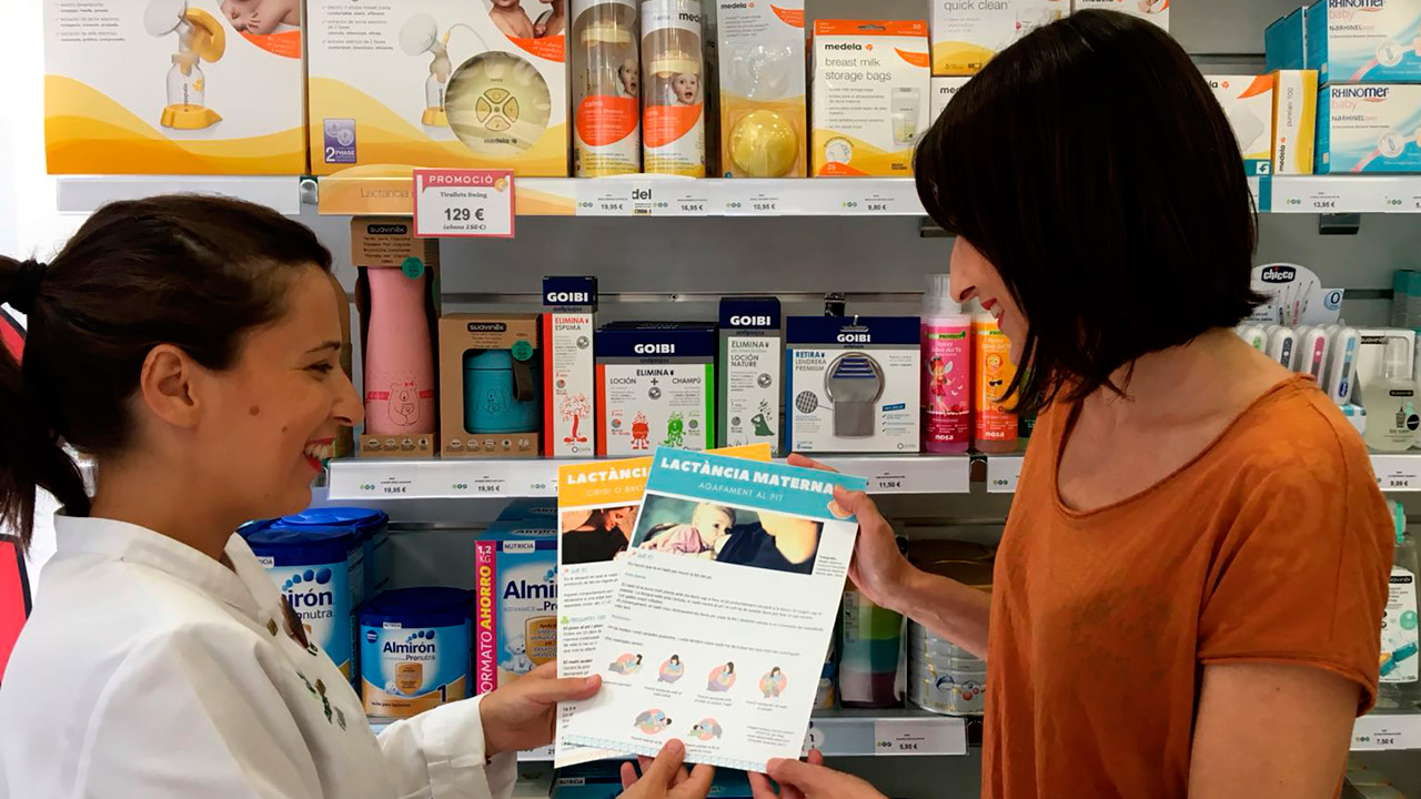 Una farmacéutica informa a una mujer sobre lactancia materna dentro del servicio que se ofrece desde las farmacias. 