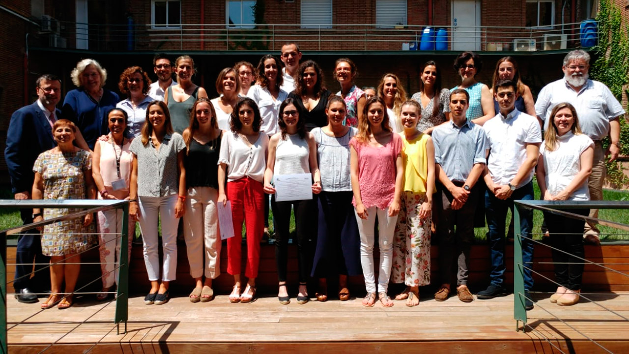 Los alumnos de la primera promoción del Grado en Farmacia impartido por IQS y Blanquerna, acompañados por sus profesores. 