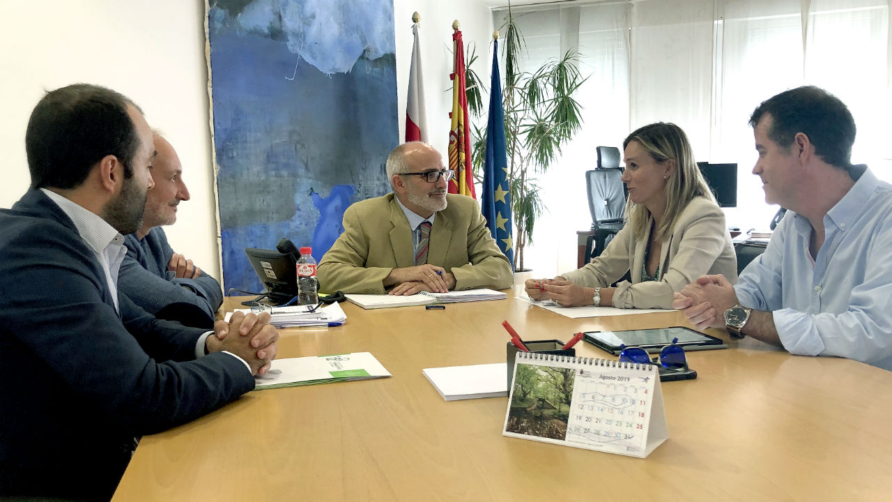 Uno de los momentos de la reunión del consejero con el COF de Cantabria. 