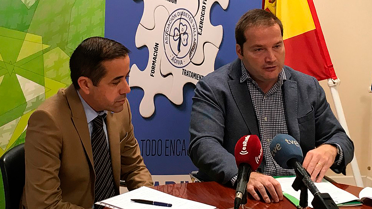 El presidente de la Asociación de Diabetes, Javier García Iglesias, y el presidente del Consejo de COF, Carlos Treceño. 