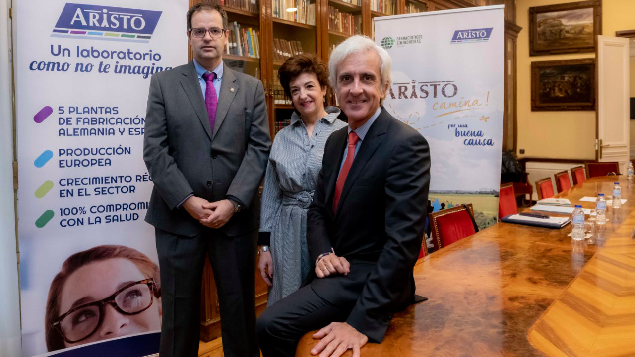 Ángel Huélamo, director de Farmacéuticos sin Fronteras; María Luisa Alarcón, vocal de Sefar en Madrid, y Juan José Jiménez, director general de Aristo Pharma Iberia. 
