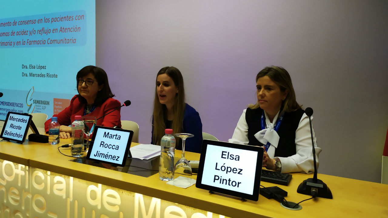Mercedes Rico, médico, Marta Rocca, moderadora, y Elsa López. 