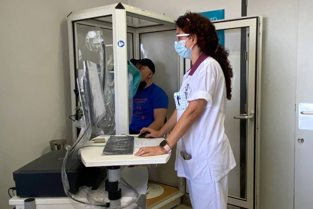 Enfermera de Neumolog�a realizando una prueba funcional respiratoria a un paciente con EPOC.