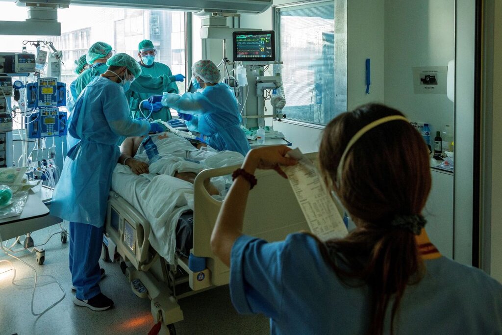 Un paciente con covid-19 es atendido por profesionales del personal sanitario de la UCI. Foto: EFE