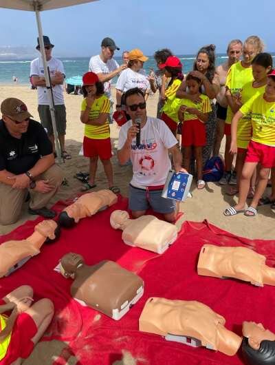 Roberto Barcala imparte un taller de reanimación a un grupo de niños en la playa. Foto: ARCHIVO PERSONAL.