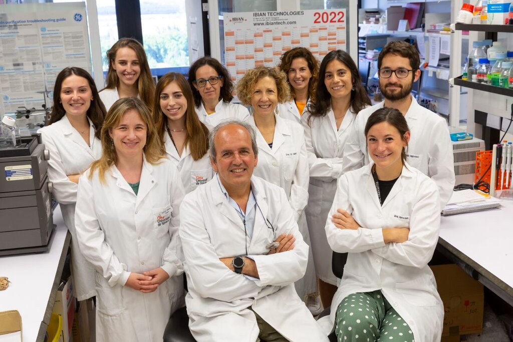  Juan José Lasarte y Flor Navarro, sentados, junto al equipo de investigadores del CIMA. Foto: CIMA. 