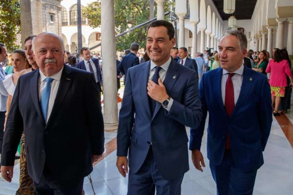 El presidente de la Junta en funciones, Juanma Moreno, junto a Jesús Aguirre y Elas Bendodo, hoy jueves da en el que se constituye el Parlamento con el que arranca la XII legislatura de la autonoma andaluza. Foto: EFE (JULIO MUÑOZ).