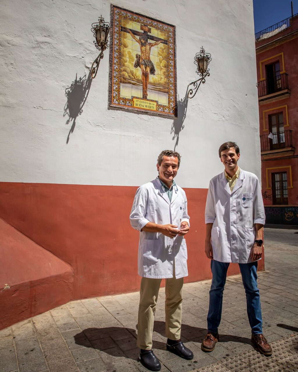 Los farmacéuticos Jaime Román y Pablo Morell, en Sevilla. Foto: SERGIO GONZÁLEZ VALERO.
