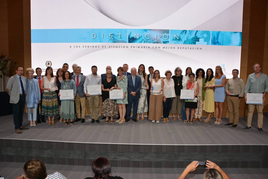 Miembros del CGE junto a los equipos de enfermera de los centros de salud con mejor reputación, según las enfermeras. 