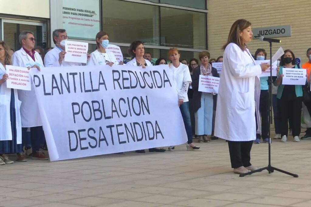 Concentración de protesta, en defensa de la primaria rural aragonesa, a las puertas del Consultorio Médico de Cuarte de Huerva (Zaragoza). Foto: MAASZOOM COMUNICACION.