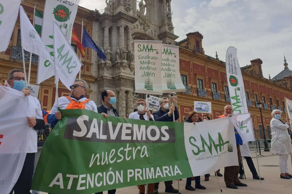 Manifestación convocada en Sevilla por el Sindicato Médico Andaluz (SMA) para reclamar a la Junta mejoras laborales para atención primaria. Foto: SMA.