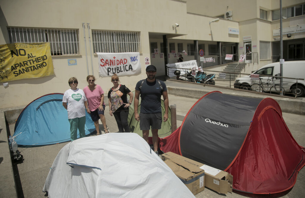 ConcentraciÃ³n vecinal de protesta por el cierre de los Servicios de Urgencia de AtenciÃ³n Primaria de Madrid, ante el SUAP de Carabanchel. Foto: JAVIER BARBANCHO.