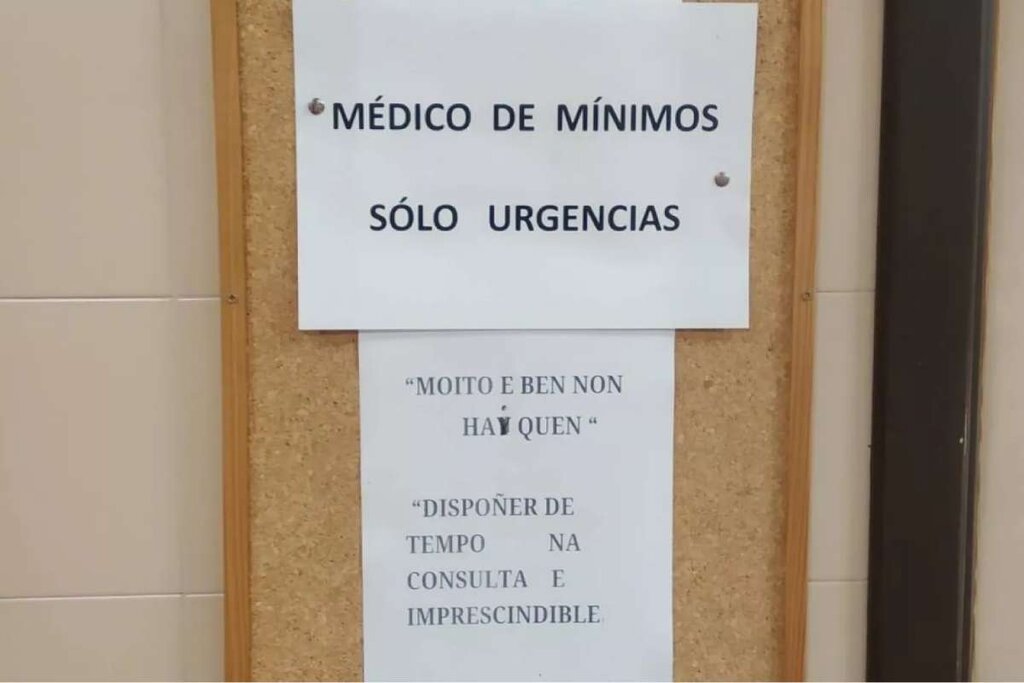 Cartel de protesta sobre la falta de médicos, en el tablón de anuncios de un centro de salud gallego. Foto: CESM-GALICIA.