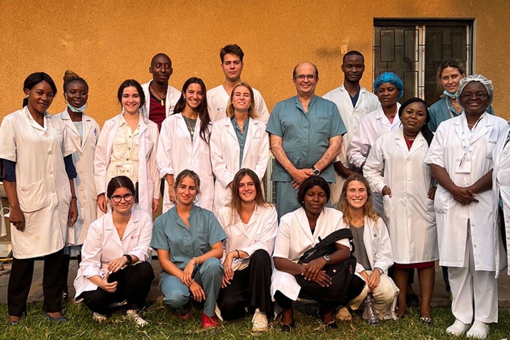 Equipo de profesionales y estudiantes participantes en el programa de cribado de cáncer de cérvix o del cuello uterino en el Hospital de Monkole (Kinshasa, República Democrática del Congo). Foto: CUN. 