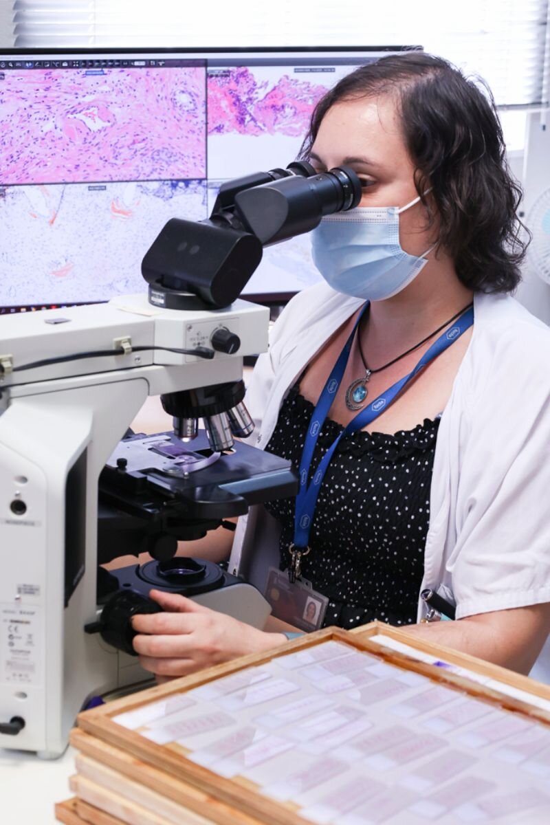 Mara Pané, autora principal del estudio, analizando muestras de biopsia prostática. Foto: HUB. 
