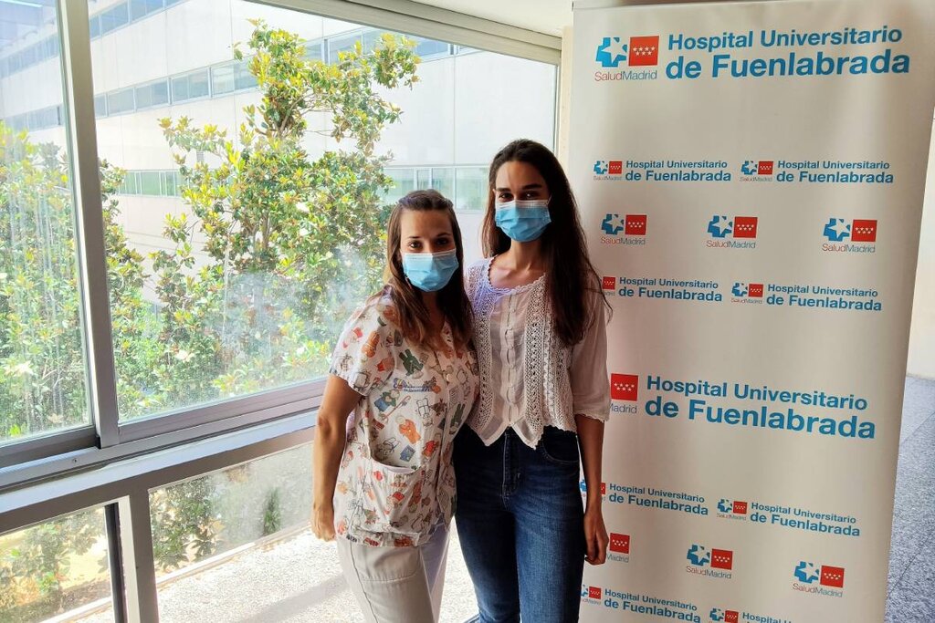 Andrea Carrillo Mezquita y Elena MartÃnez de la Hidalga, enfermeras residentes del Hospital Universitario de Fuenlabrada.