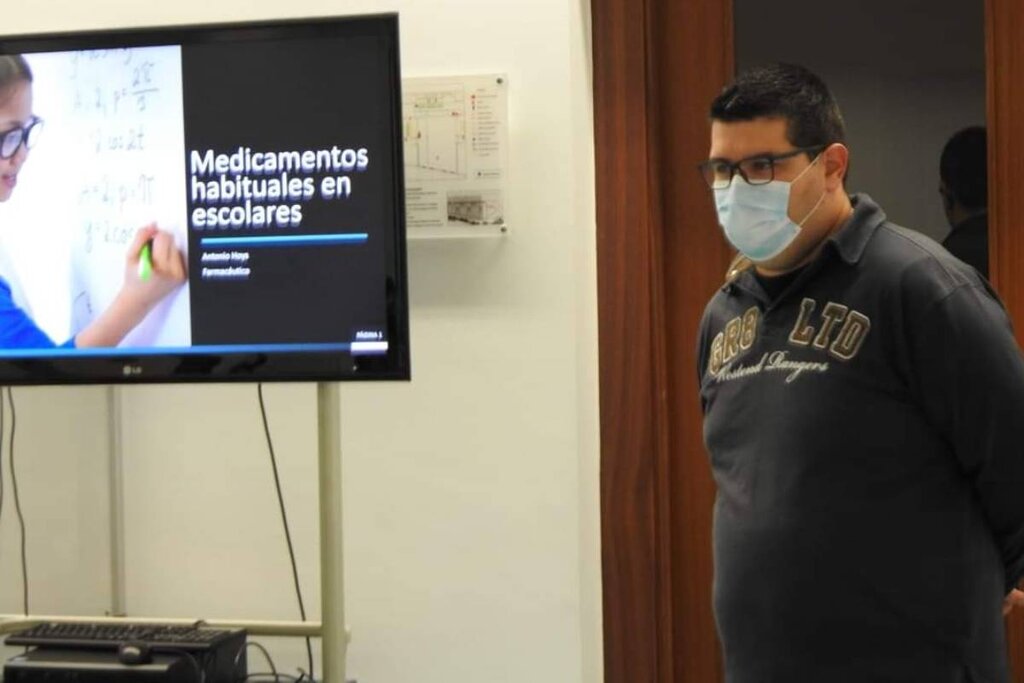 Antonio Hoys, del COF de Sevilla y alma mater de Farmaeduca, en una charla sobre medicamentos en escolares.