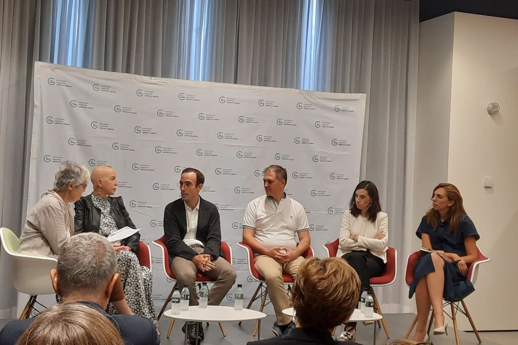 Esther Díez, Cuca Vargues, Jon Zugazagoitia, César Benito, Marta Alonso y Marta Pujol, en otras de las sesiones organizadas por la AECC. Foto: DM. 