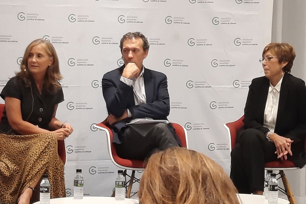 Isabel Orbe, Luis Paz-Ares y Rosario Perona, en el encuentro de la AECC. Foto: DM. 