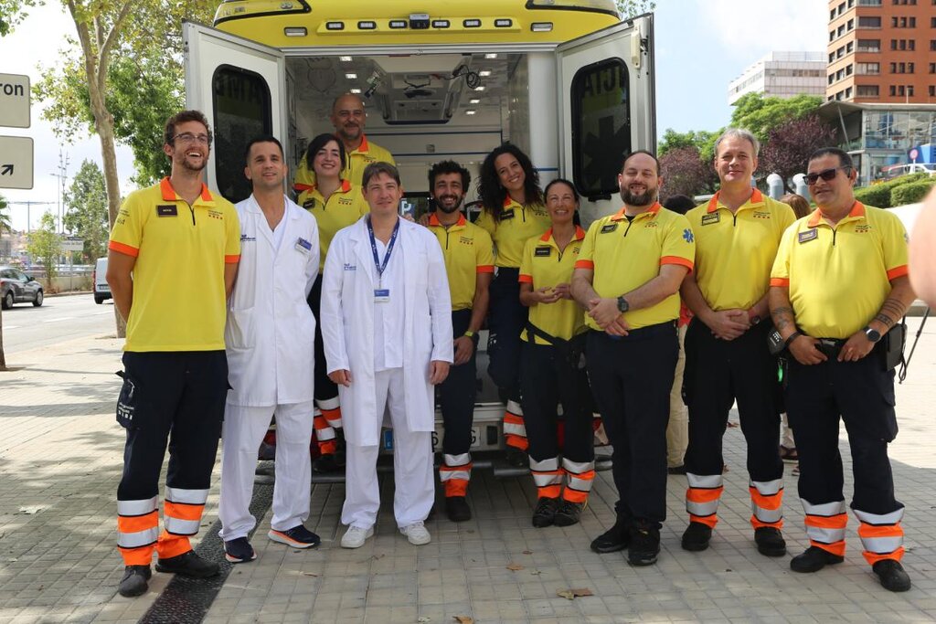 El equipo asistencial del Vall d'Hebron y del SEM Pediátrico que participó en el traslado, delante de la unidad pediátrica.