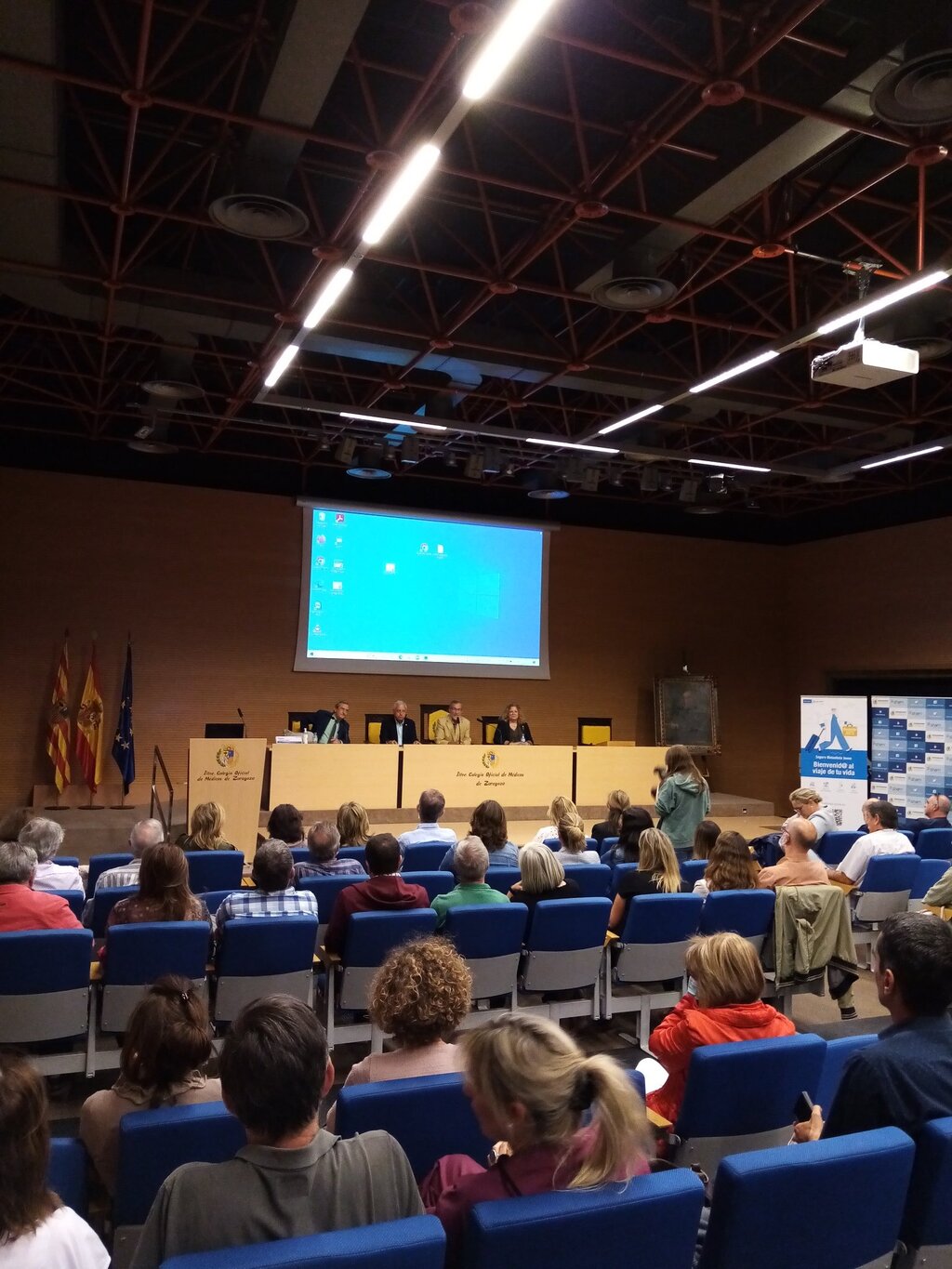 Aspecto general de una de las mesas de debate que reunió a más de un centenar de profesionales en el Colegio de Médicos de Zaragoza. Foto: COMZ.
