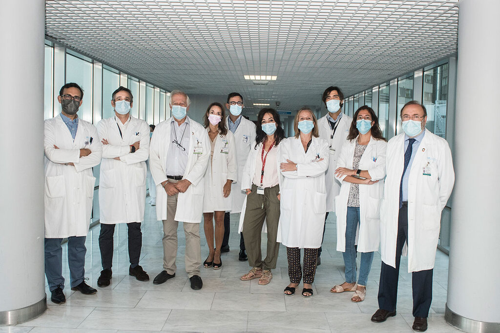 Alberto Borobia (coordinador de Ensayos Clnicos); Vctor Jiménez (jefe de Hematologa y Hemoterapia); Javier Cobas (subdirector gerente); Marta Moro (responsable de Terapias Avanzadas); Juan José Ros (director médico); Isabel Mirones (coordinadora de Producción de Medicamentos de Terapia Avanzada); Gema Casado (Servicio de Farmacia); Antonio Pérez (jefe de Hemato-Oncologa Infantil); Berta González (Hemato-Oncologa Infantil), y Rafael Pérez-Santamarina (director gerente), del Hospital La Paz. Foto: L. C.