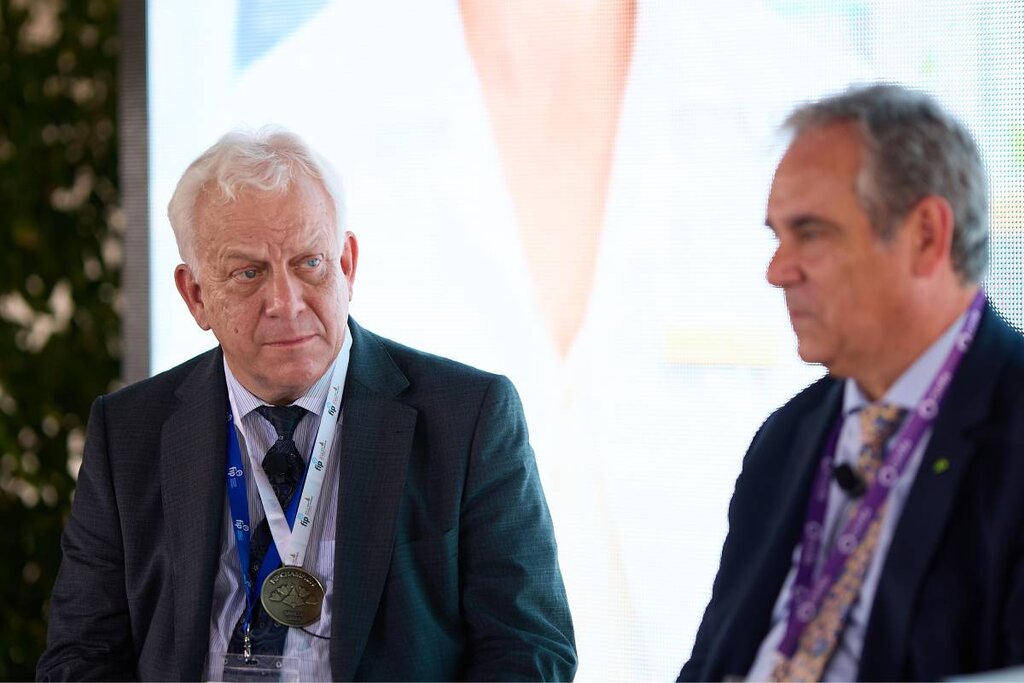 Lars-Åke Fredlund, vicepresidente de la Federación Internacional Farmacéutica (FIP), al lado de Jesús Aguilar, presidente del Consejo Genera del COF. Foto: ARABA PRESS