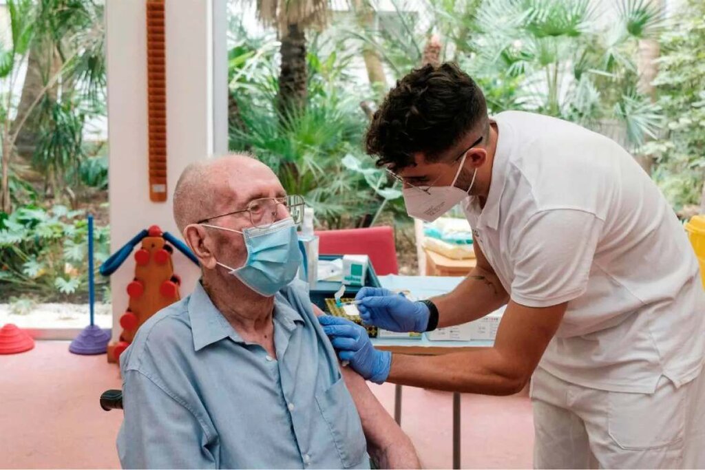 Un enfermero inyecta una dosis de la vacuna contra la covid a un señor en una residencia de ancianos de Ibiza. Foto: EFE/SERGIO CAÑIZARES.