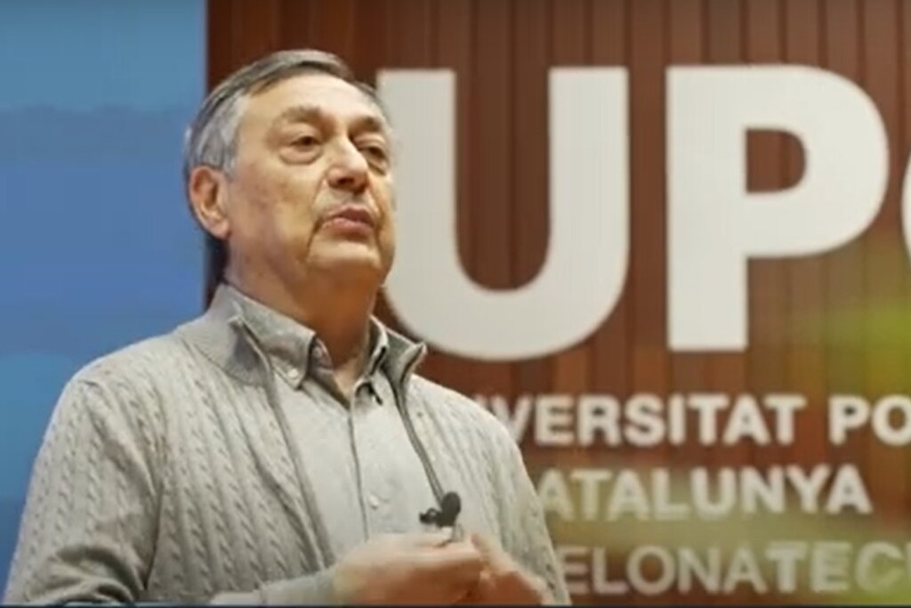 Josep AlluÃ© Creus, vocal de Plantas Medicinales y HomeopatÃa en el COF de Barcelona, en una charla del Cannabis Hub, en Barcelona.