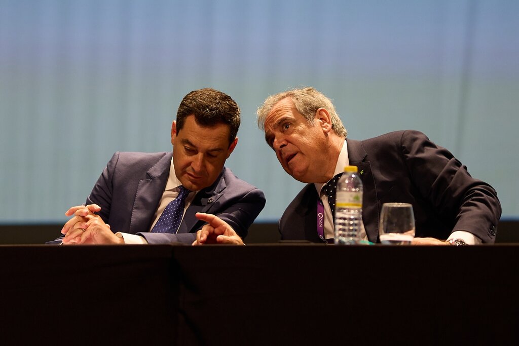 Juan Manuel Moreno Bonilla, presidente andaluz, y Jesús Aguilar, presidente del Consejo de COF. Foto: FRAN SANTIAGO/ ARABA PRESS.
