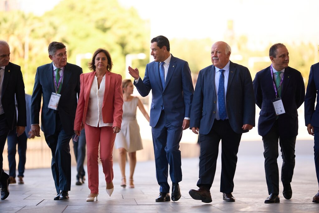 Juan Manuel Moreno Bonilla, presidente andaluz; Jesús Aguirre, presidente del Parlamento andaluz; Catalina Garca, consejera de Salud, y resto de autoridades, con los representantes farmacéuticos. Foto: FRAN SANTIAGO/ARABA PRESS.