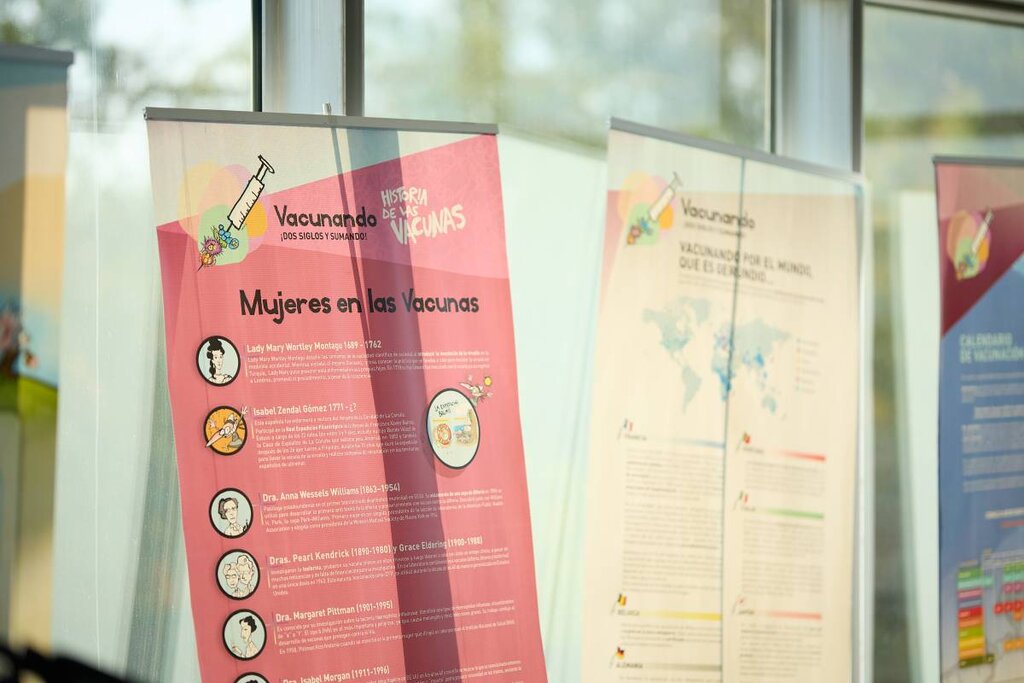 Uno de los carteles que han conformado la exposición 'Vacunando', en el 22º Congreso Nacional Farmacéutico, de Sevilla. Foto: FRAN SANTIAGO/ARABA PRESS