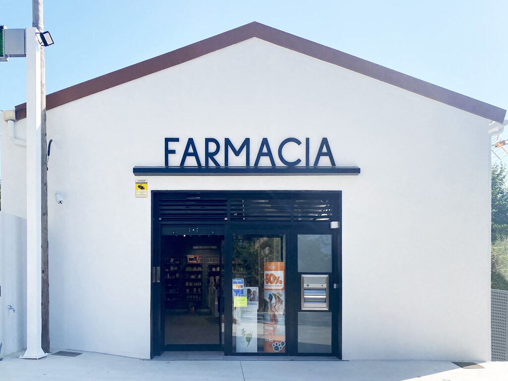Farmacia A Pobra está en un antiguo almacén portuario que ha conservado su estructura original. Foto: AQTUE