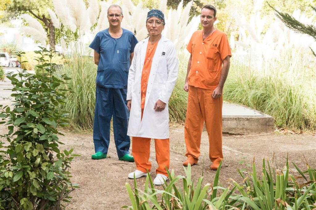 Los cirujanos Juan Carlos Ruiz de Adana, Kelvin Higa y Alberto Herández Matas. Foto: LUIS CAMACHO.
