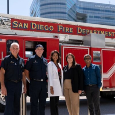 Los investigadores del estudio Pam Taub y Satchidananda Panda con bomberos participantes. Foto: UCSD HEALTH.